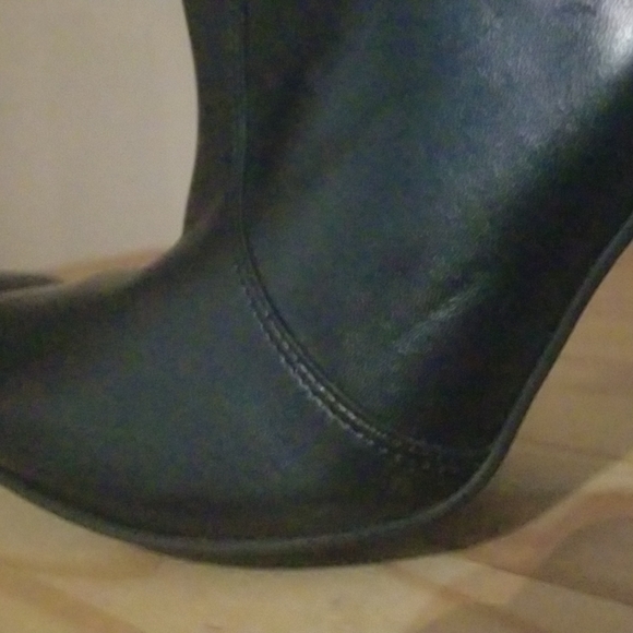 Gianni Bini size 10M Black Leather Boots - Picture 5 of 6